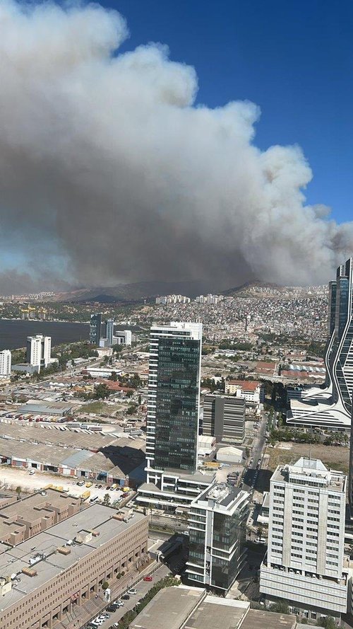 0X0 Izmiri Dumanlar Kapladi Orman Yanginina Takviye Ekipler Gonderildi 1723797475762