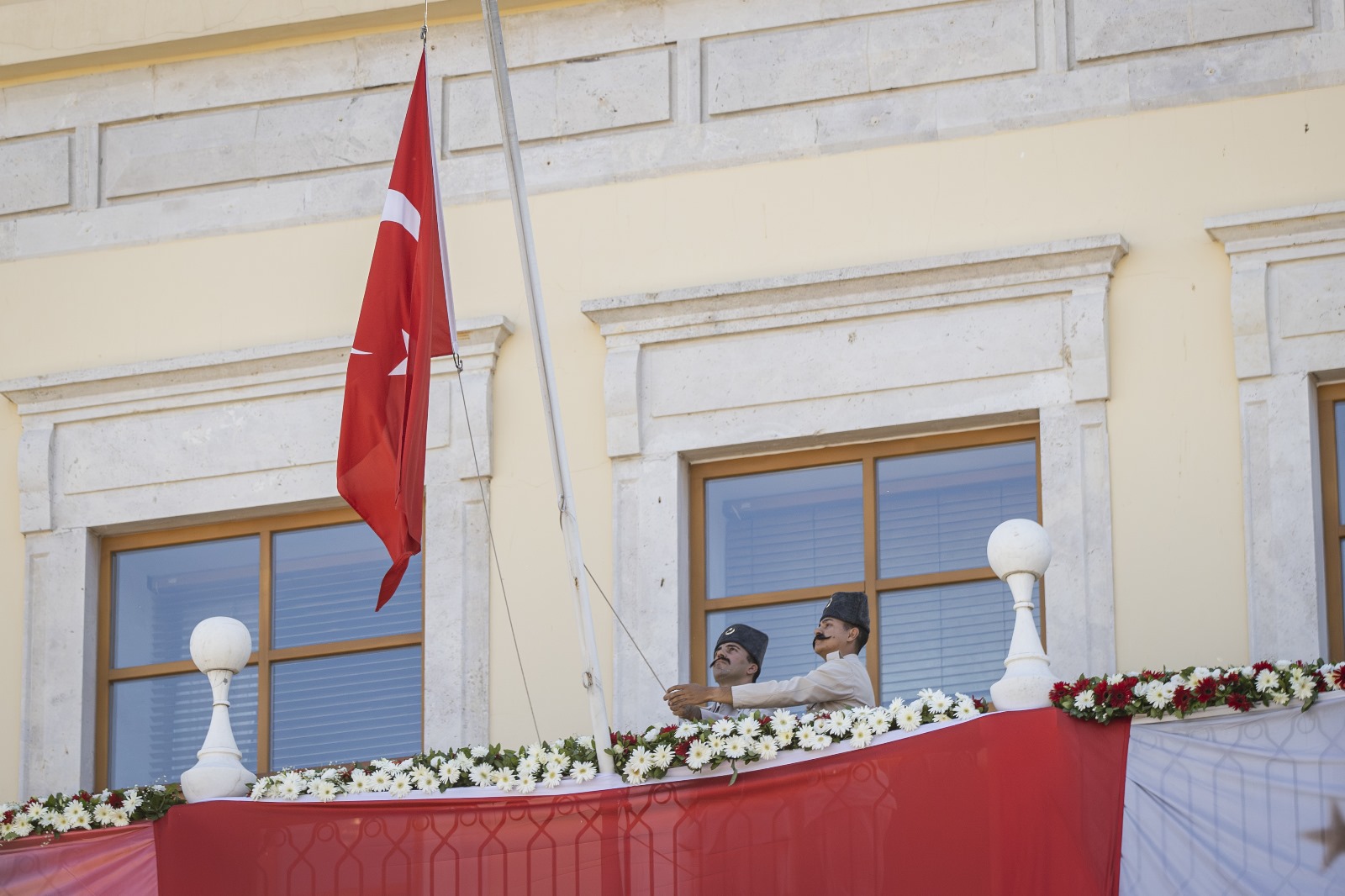 Bayrak Göndere Çeki̇ldi̇