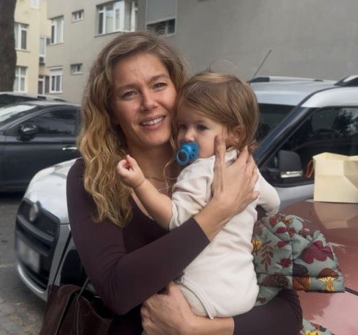 Burcu Biricik Ve Kızı Luna