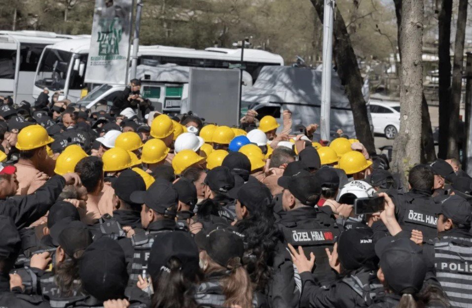 Madencilerin yürüyüşüne polis engeli