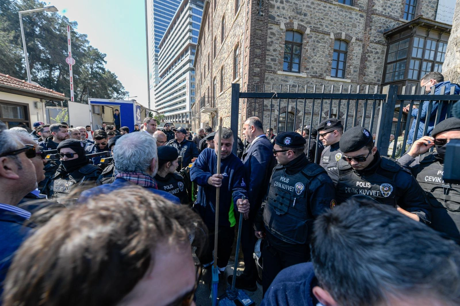 İzmir Meslek Fabrikası'nda gerginlik sürüyor! Vakıflar'ın işlemi tepki topladı