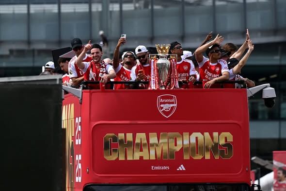 Arsenal 22 yıllık hasreti sokaklarda bitirdi!