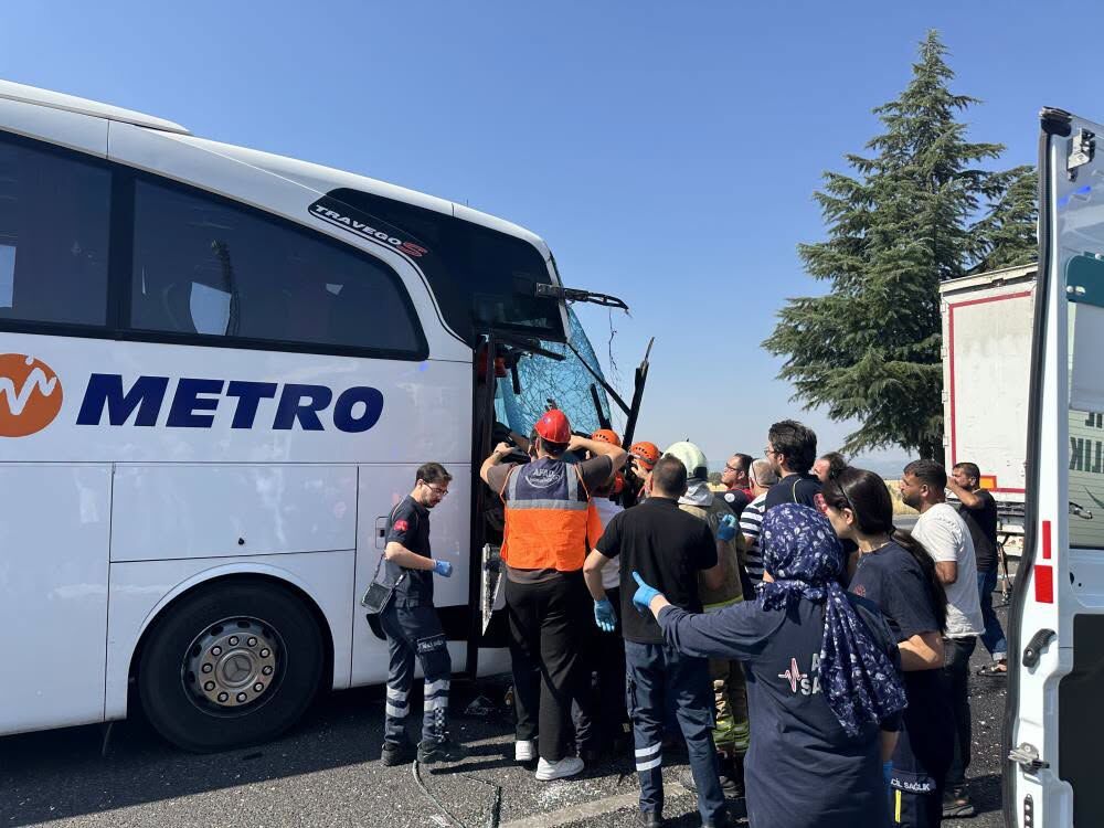 Uşak’ta yolcu otobüsü kamyona çarptı: 1’i ağır 8 yaralı