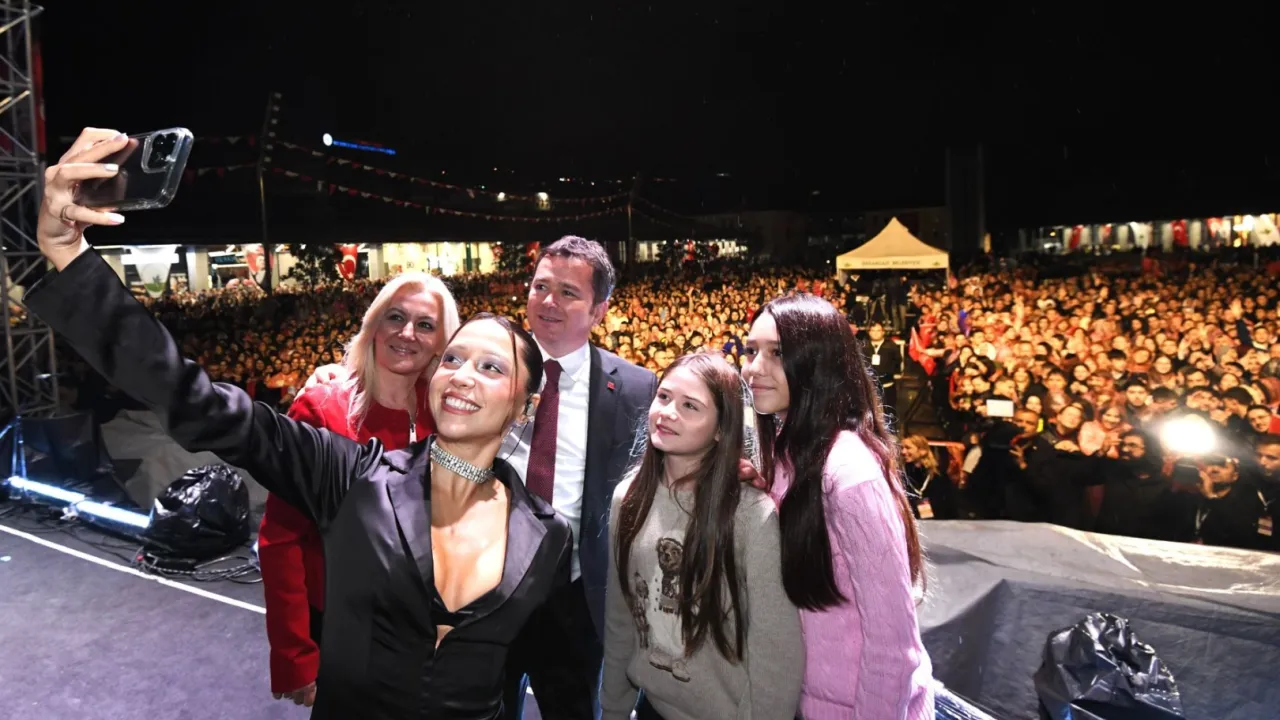 Bursa Osmangazi'de Cumhuriyet coşkusu zirvede... Zeynep Bastık şarkılarıyla ısıttı