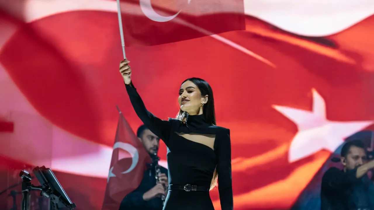 Elif Buse Doğan'dan Tokat'ta Cumhuriyet coşkusu