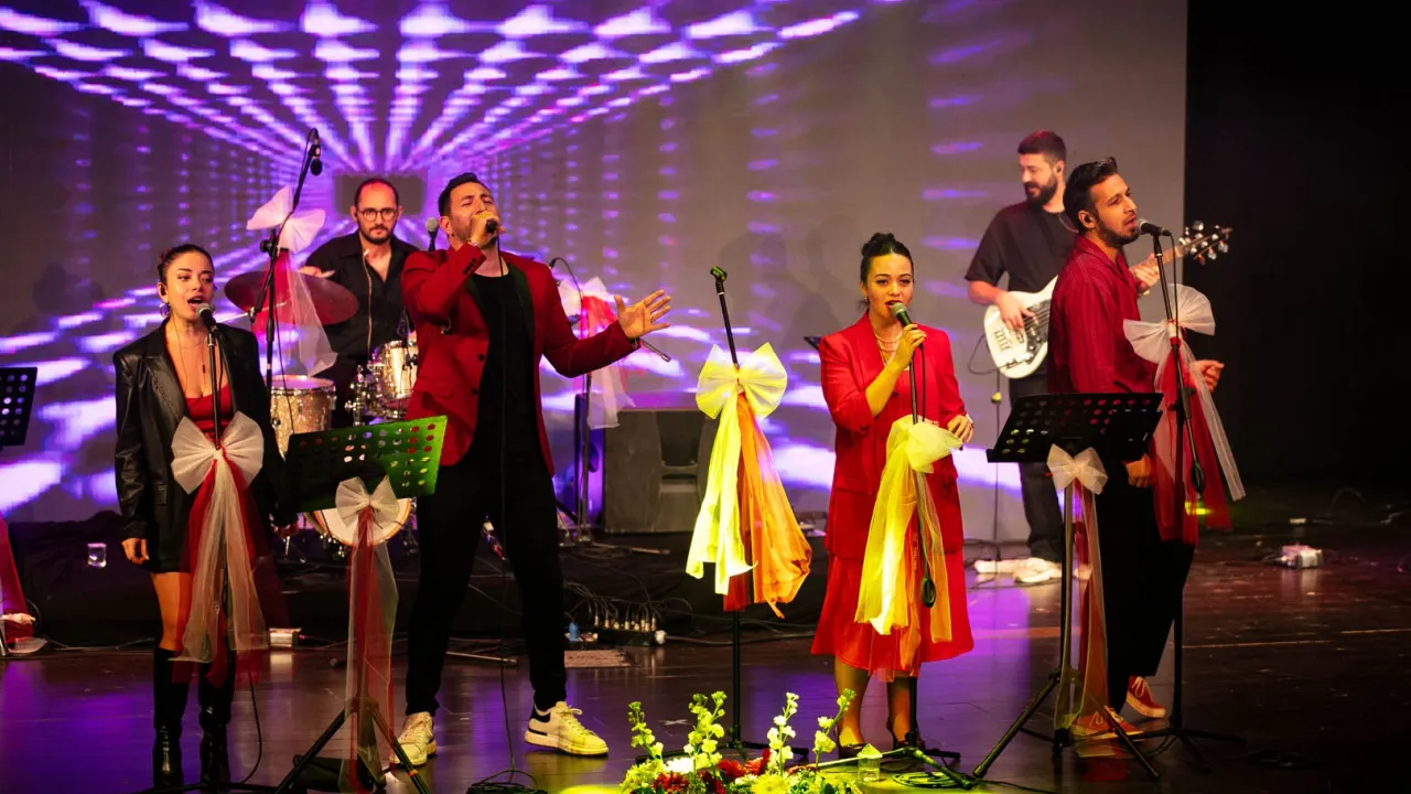 İzmir Güzelbahçe'de 102. yıl coşkusuna kortej ve konserli kutlama