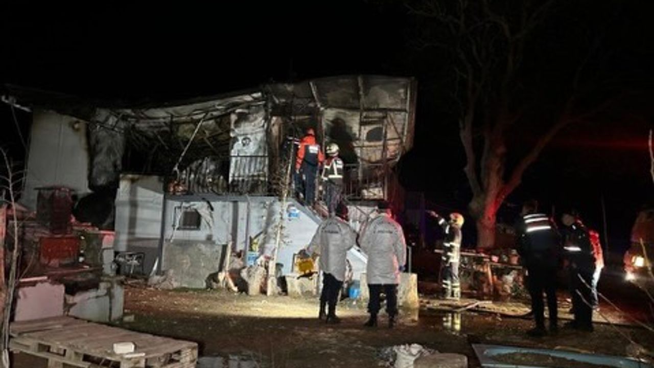 Uşak'ta prefabrik bir evde yangın çıktı