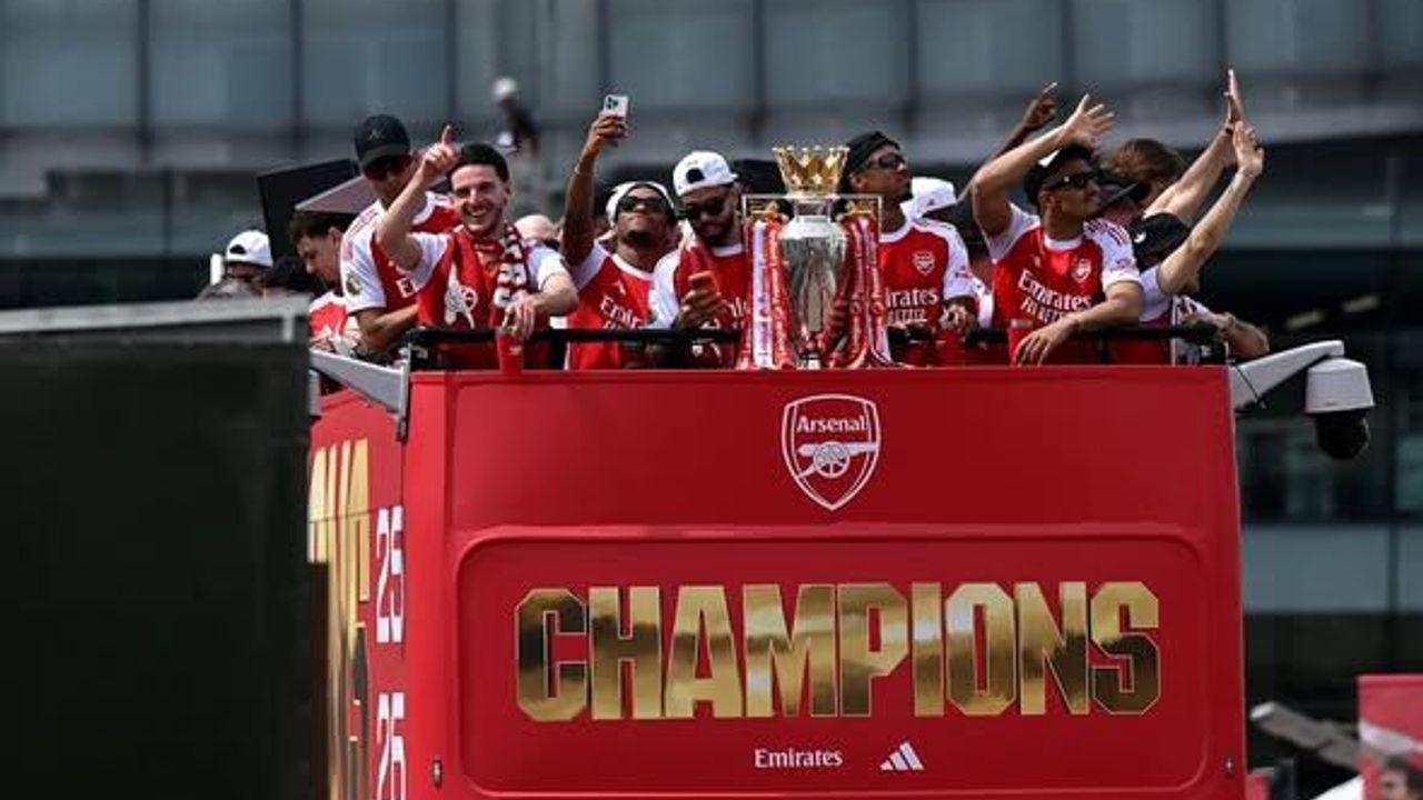Arsenal 22 yıllık hasreti sokaklarda bitirdi!