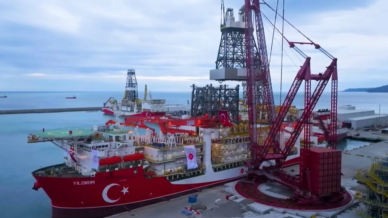 Yıldırım sondaj gemisi Karadeniz'e açıldı... İlk görev 20 Mayıs'ta Türkali-16 Kuyusu