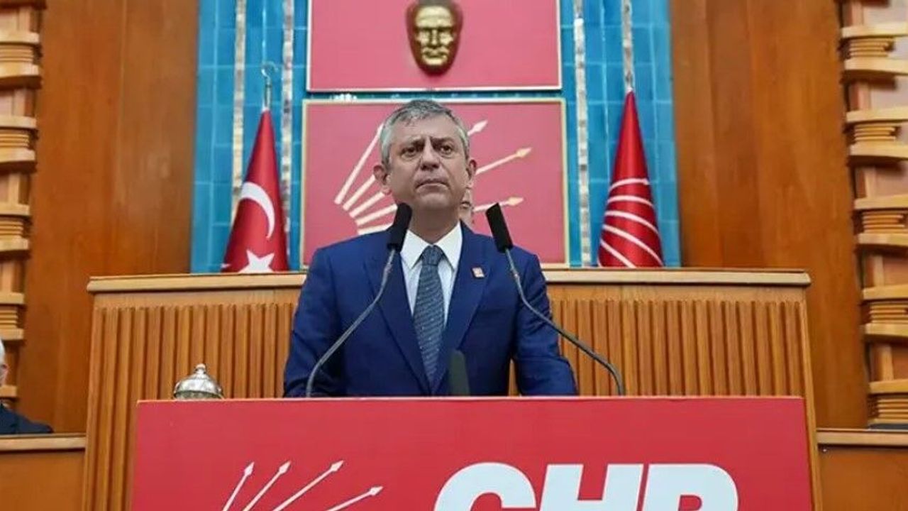 Kürsüde Özgür Özel, Salonda "Hain Kemal" Sloganları...