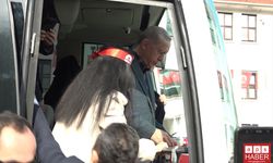 Erdoğan, Bursa ziyaretinde üniversite öğrencisine kitabını imzaladı