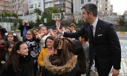 Gökhan Yüksel, öğrencilerin karnelerini dağıttı