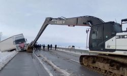 Ayni yardım tırı Konya'da kaza yaptı... Tırı, Manisa kurtardı