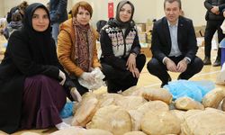 İzmir Bergama'da depremzedeler için ekmek pişiriyorlar