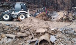 Fırtına ve yağış yolları kapattı