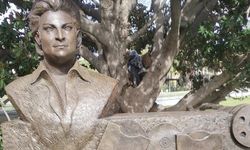 Zeki Müren heykeli vefat ettiği yerde yükseldi!