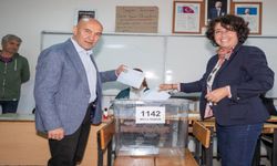 Tunç Soyer ve eşi Neptün Soyer oyunu Seferihisar'da kullandı