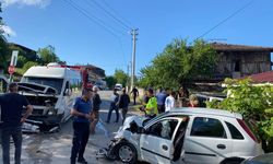 Sakarya'da minibüsle otomobil çarpıştı