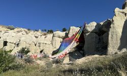 Kapadokya'da ters rüzgarla karşılaşan  balon kayalıklara iniş yaptı