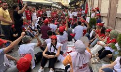 İzmir Büyükşehir'de eylem yapan  işçilere İtalya'dan destek