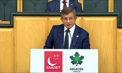 Davutoğlu: “Osmanlı’dan Cumhuriyet’e kadar herhangi bir devlet büyüğünün bürokratlara el öptürdüğü görülmüş mü?