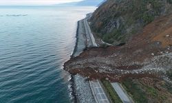 Artvin'de heyelan sonucu Karadeniz Sahil Yolu ulaşıma kapandı