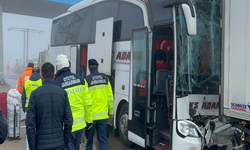 Niğde’de yolcu otobüsü tır’a çarptı