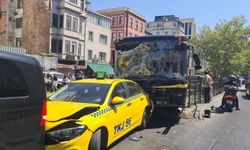 İstanbul’da zincirleme kaza: İETT otobüsü 10 araca çarptı, yaralılar var