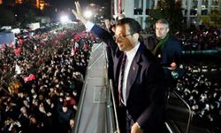 İmamoğlu duruşma arasında gazetecilerin sorularını yanıtladı