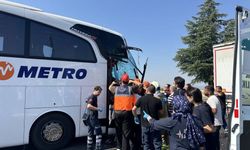 Uşak’ta yolcu otobüsü kamyona çarptı: 1’i ağır 8 yaralı