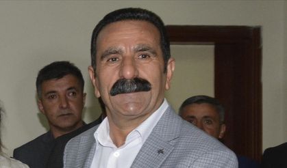 Hakkari Belediye  Başkanı Mehmet Sıddık Akış görevinden uzaklaştırıldı
