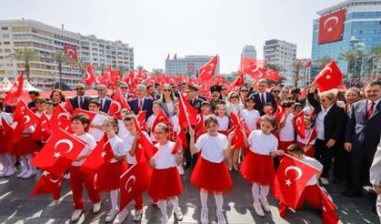 İzmir'de 23 Nisan Ulusal Egemenlik ve Çocuk Bayramı, Cumhuriyet Meydanı'ndaki törenle kutlandı