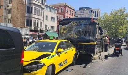 İstanbul’da zincirleme kaza: İETT otobüsü 10 araca çarptı, yaralılar var