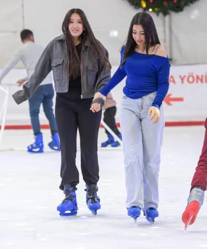 İzmir'de kışın keyfi buzda yaşanıyor