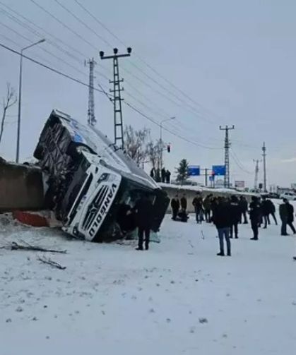 Ağrı’da Yolcu Otobüsü Kaza Yaptı: 16 Yaralı
