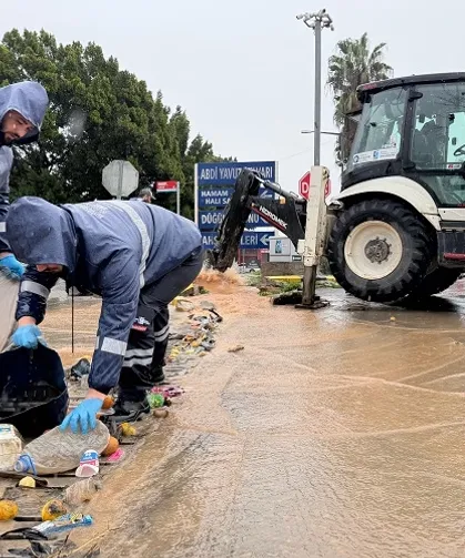 Antalya Büyükşehir ekipleri şiddetli yağışa karşı teyakkuz halinde