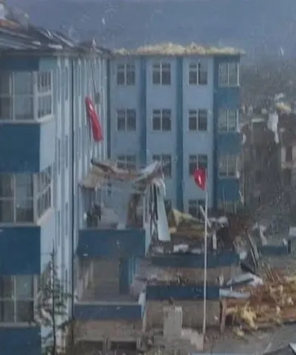 Düzce'de şiddetli rüzgârda lisenin çatısı yıkıldı