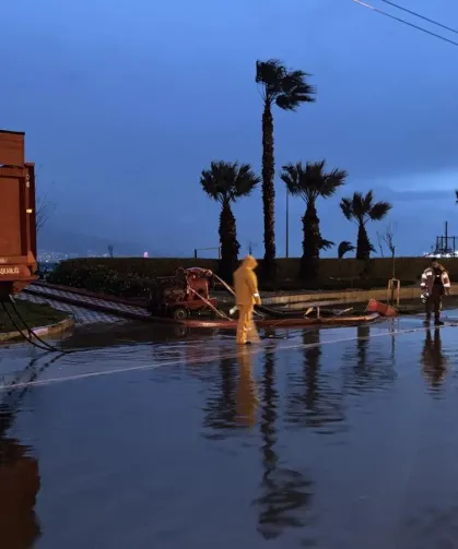 Lodos İzmir Körfezi'ni yükseltti