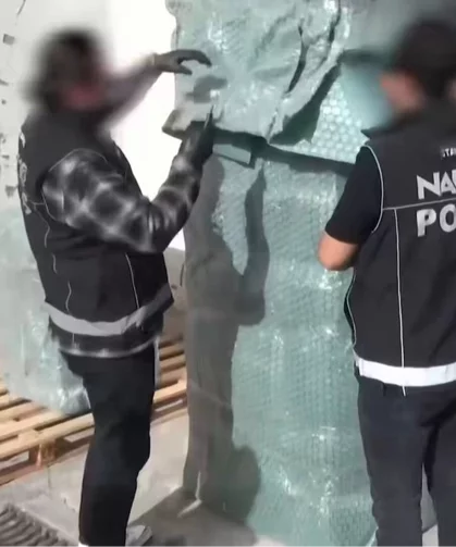 Esenyurt'ta kargoya gizlenmiş 28 kiloluk uyuşturucu ele geçirildi