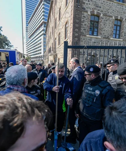 İzmir Meslek Fabrikası'nda gerginlik sürüyor! Vakıflar'ın işlemi tepki topladı