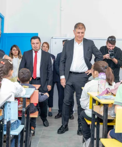 İzmir'de Kızıloba İlkokulu yenilendi çocuklar bayram etti