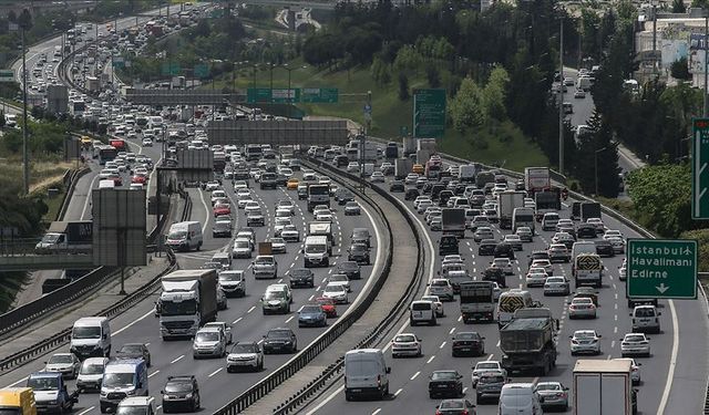 Yollarda bayram trafiği yoğunluğu yaşanıyor