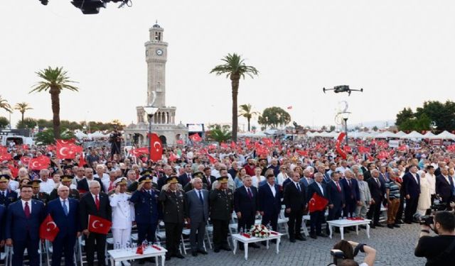 İzmirliler, 15 Temmuz için Konak Meydanı'nda tek yürek oldu