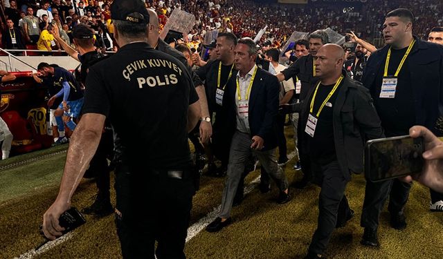 Fenerbahçe Başkanı Ali Koç sahaya indi! Arbede çıktı