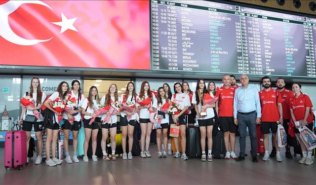 20 yaş altı kadın voleybol takımımız Türkiye'ye döndü