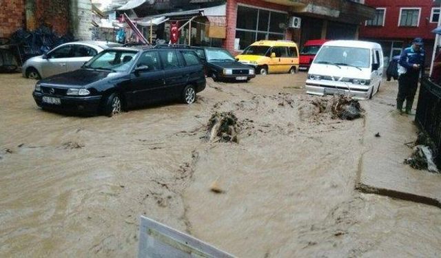 Trabzon'da şiddetli yağış sonrası sel