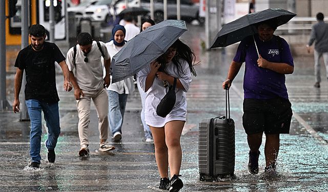 Ankara’da sağanak yağış hayatı olumsuz etkiledi