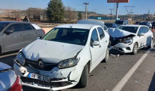 Diyarbakır’da 4 otomobilin karıştığı zincirleme kaza meydana geldi