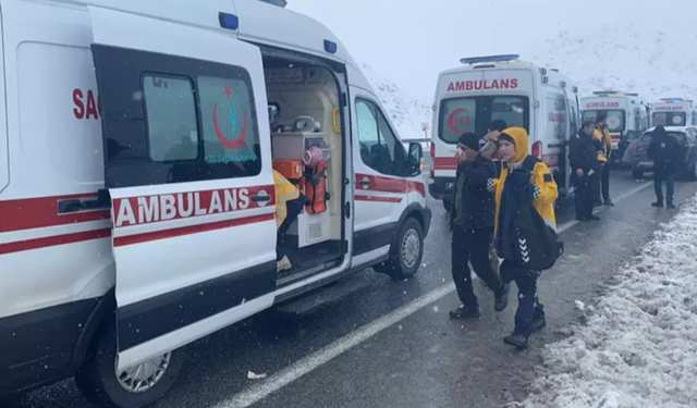 Erzincan'da bir yolcu otobüsü şarampole yuvarlandı.