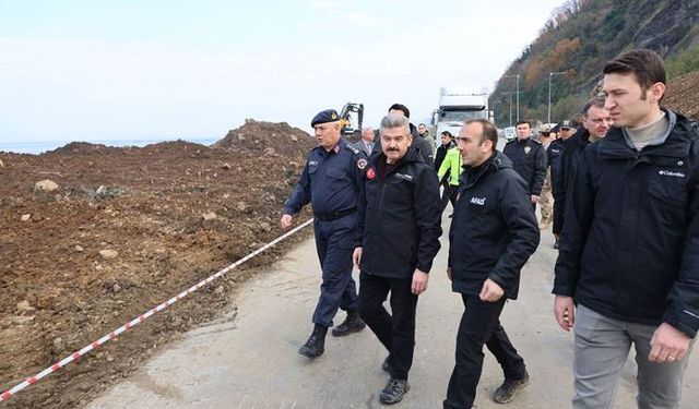 Artvin' de Heyelan altında kalan araçtaki 4 kişinin cansız bedenlerine ulaşıldı